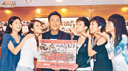 馬德鐘生日，獲眾女藝員「獻吻」祝賀！<BR>由左至右：陳自瑤、張嘉兒、馬德鐘、王君馨、黃智雯