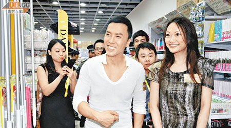 甄子丹與中國區店舖代理戴凱欣（右）參觀新店。