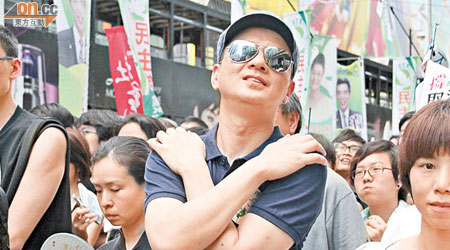 黃耀明與市民一起參加遊行。