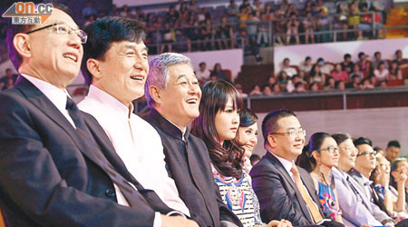 （左起）英皇老闆楊受成、成龍和趙本山及一涵並肩而坐。