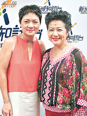 葉麗儀（左）接受薛家燕的訪問，大談未來大計。