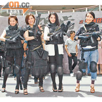 江美儀（右起）、苟芸慧、宣萱與陳自瑤在活動上揸槍為新劇造勢。