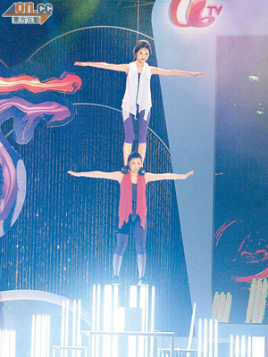 林紫君（下）和馮雪冰表演「踩光管」。
