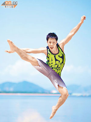 白健恩19歲才學舞，堅持苦練終練得一身柔軟舞功。