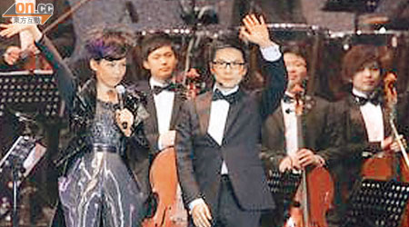 Kit與趙增熹早前合作演出音樂會，站在台上唱歌的一刻，吸引力十足。