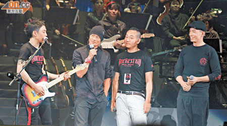左起：Paul與黃德斌、林保怡、陳豪合唱一曲。