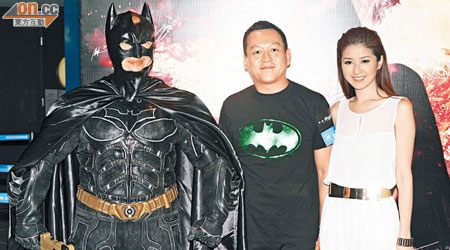 右起：Suki與老公睇首映，遇上「蝙蝠俠」。