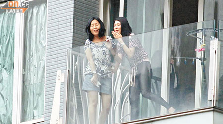 李彩華與友人在露台鳥瞰無敵風景，心情豁然開朗。