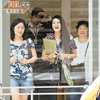 李彩華與媽咪（右）及女友人結伴睇新居。