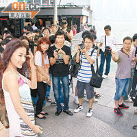 貢米廣受歡迎，被爭相拍照。