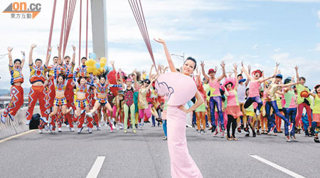昨日祖兒在台北封橋拍MV，出動過百名臨記一起跳舞。