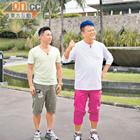 嘉賓陳百祥（右）與崔建邦聯同十位決賽佳麗在泰國拍外景。