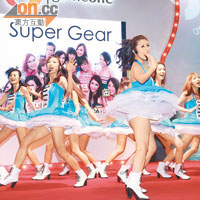 女子組合Super Gear於台上載歌載舞，長腿誘人。