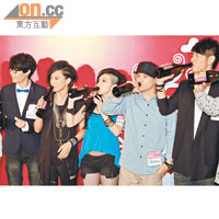 方大同（左起）、張芸京、G.E.M.、側田和許廷鏗等在音樂會上「吹喇叭」慶功。