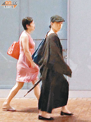 雯女（右）全身包冚，與身穿短裙的女友人在鬧市閒逛。