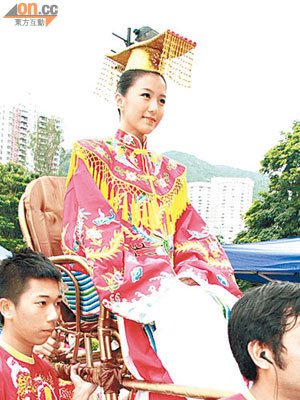 陳嘉桓扮天后娘娘由工作人員抬出場。