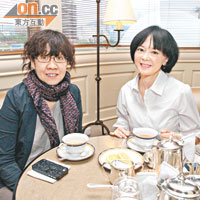 查小欣（右）與無綫高層余詠珊在酒店傾談新節目細節。