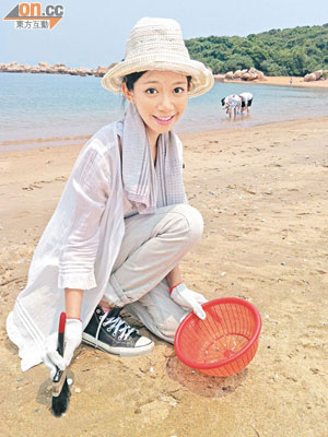 模特兒劉詩雅到南丫島清理膠粒，暴曬下仍十分落力。