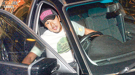 劉浩龍與記者道別後親自駕車離開。