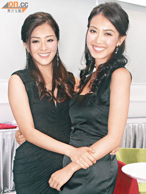 「無綫冠軍」張名雅（左）與「民望冠軍」朱千雪互攬證姊妹情不變。