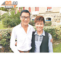 梁家輝接受無綫娛樂新聞台主播周奕瑋的訪問談笑風生。