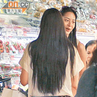 白歆惠本來將太陽鏡架在頭上，與吳佩慈齊逛超市。