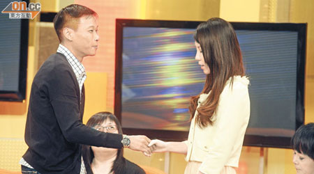 張永豪向劉蔚萱道歉，兩人更握手示好。