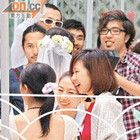 生日前夕，JJ在友人的婚禮上接到新娘子的花球。