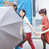 雖然工作人員以傘遮擋，但徐若瑄仍大方望鏡頭。