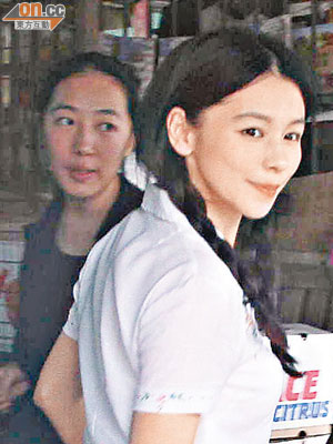 徐若瑄昨日到油麻地為《金》劇拍攝。