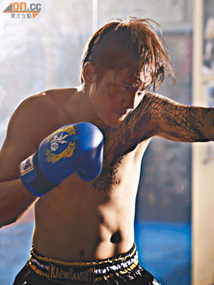 陳偉霆在片中一場打拳戲份中，盡騷結實肌肉。