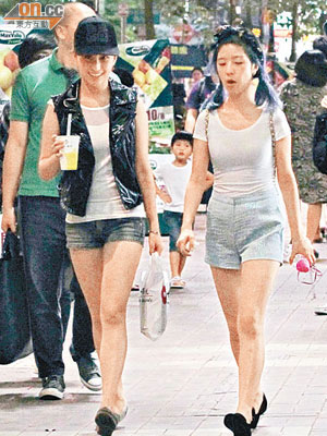 超蓮（左）與女友在銅鑼灣行街，見到記者親切打招呼。