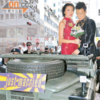 陳志健與羅苡之在軍車上拍婚照，十分特別。