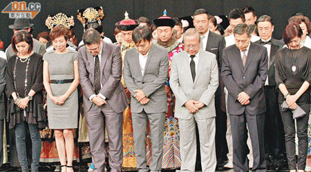 由老闆陳國強率領約70位行政人員身穿素服，聯同逾百位藝員低頭默哀3分鐘。