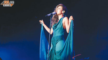 吳雨霏雖然帶病上台，但仍然落力獻唱，演出未受影響。