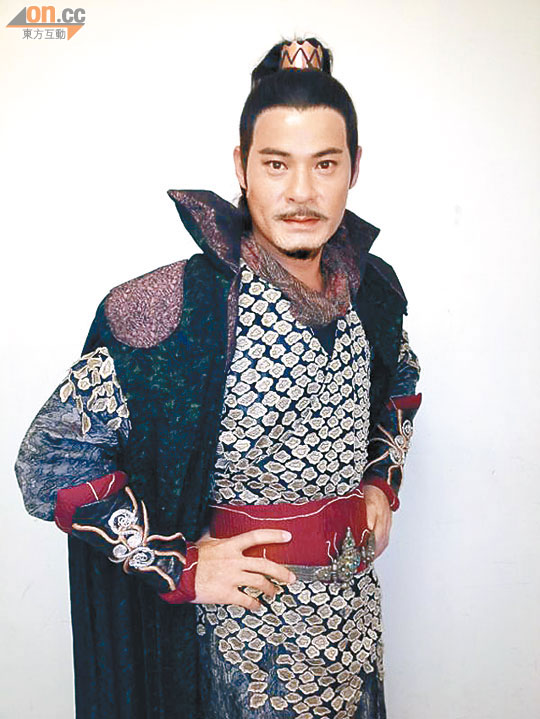 劇中黃智賢飾演國師，與關詠荷和Bobby譜三角戀。
