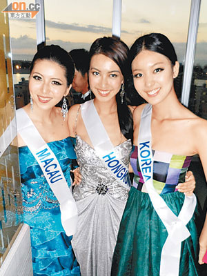 參戰「國際小姐競選」的朱千雪（中）與各地佳麗相處融洽。