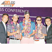 觀瀾湖主席兼行政總裁朱鼎健（右）及副主席朱鼎耀（左），與三位得獎者合照。