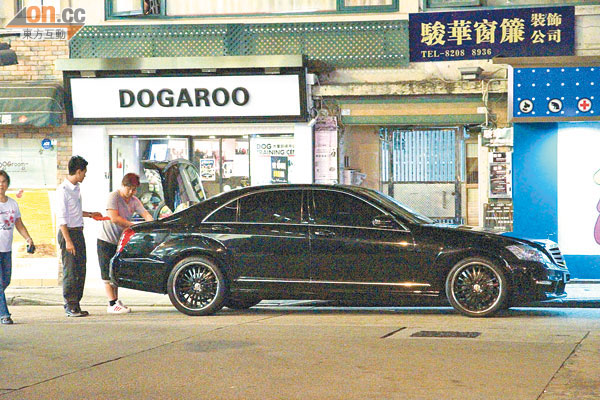 《好心作怪》黃宗澤駕駛價值逾百萬的平治S350，在街頭泊好便投入工作。