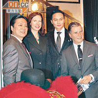 張智霖與品牌香港中國代理陳正欣（左）及品牌始創人及主席Mr.Jeremy Hackett（右）主持開幕儀式。