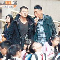 唐文龍（左）與姜皓文在戲中飾演匪徒。