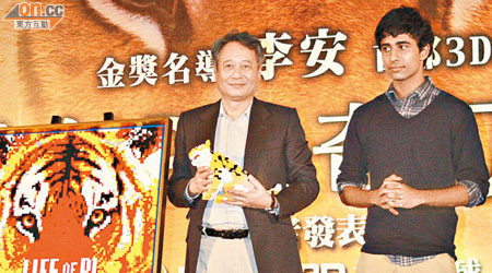 大會向李安（左）及Suraj送上老虎肖像版海報及立體老虎模型。
