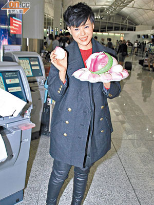 壽星女胡杏兒獲粉絲送贈特大壽包。