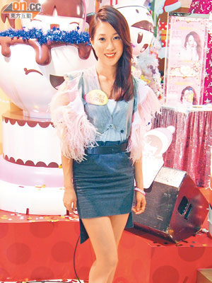 鍾嘉欣出席新碟簽唱會，以一身短裙長腿示人。