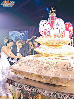 曹穎惠與柯義齊齊切結婚蛋糕，巨型結婚蛋糕充滿俄羅斯色彩。