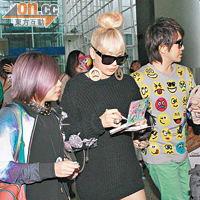 CL邊行邊為粉絲簽名，來者不拒。