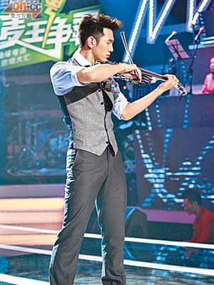 王梓軒表演拉小提琴，有板有眼。