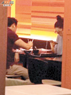朱希敏與男友李善恒在快餐店撐枱腳，share耳筒聽歌夠晒sweet。