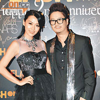 陳煒與穿着Bling Bling的時裝設計師何國鉦結伴到場。