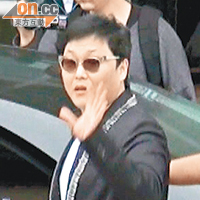 穿三個骨褲抵港的Psy友善向記者揮手。